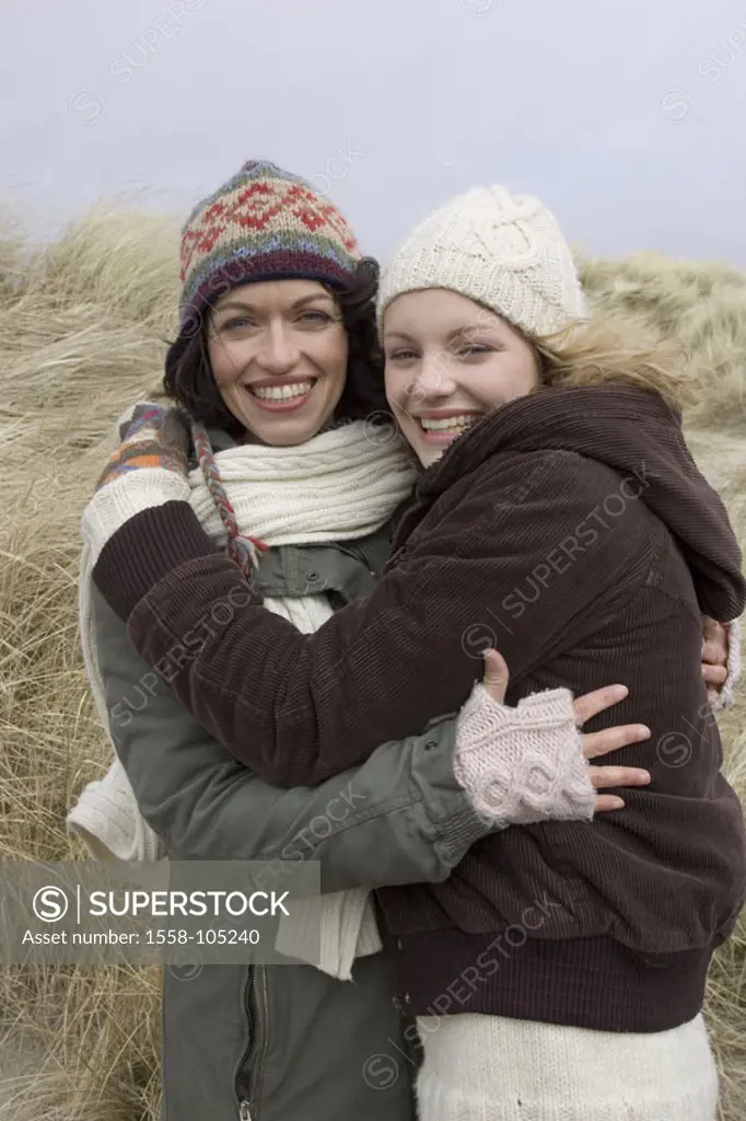 Mother, daughter, embrace, smiling,  Cap, scarf, breezy, dunes, Halbporträt,   Series, people, women, parent, middle age, 30-40 years, 40-50 years, br...