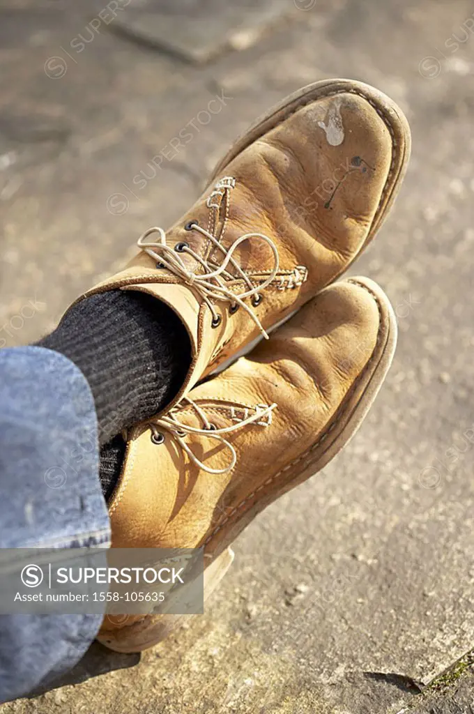 Sits person, street, detail, feet, jeans leather-shoes people legs pants, stockings, shoes, dirty, uses, symbol, rest, relaxen, rests recuperation, re...
