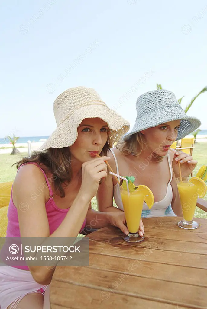 Women, young, sunhats, cocktail, beach-bar, drink semi-portrait, series people two friends sisters, 20-30 years, summery, headgear, hats, outside, sun...