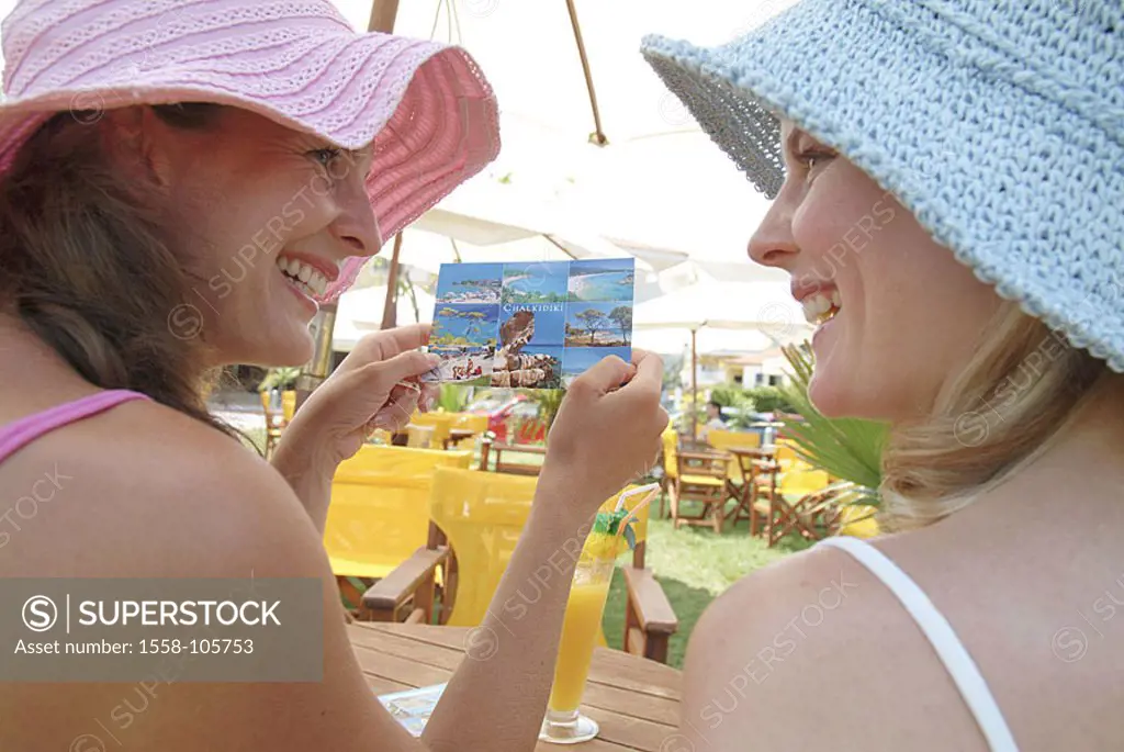 Women, young, sunhats, back-opinion, profile, detail, opinion-cards, beach-bar, series, people, two, friends, sisters, 20-30 years, smiles, gaze-conta...