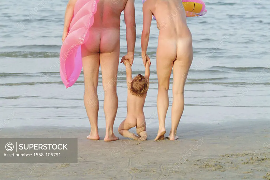 Goes family, young, bare, hand in hand, beach, back-opinion, air mattress, swimming-tires detail series people parents, father, mother, 20-30 years, 3...