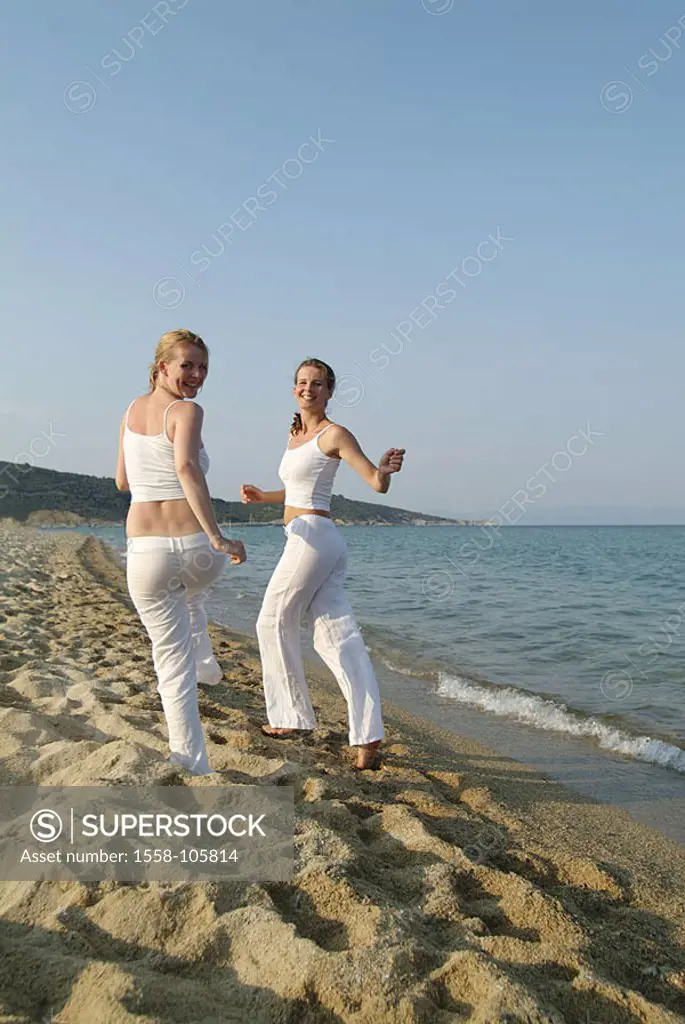 Women, young, two, beach-run, back-opinion, turns, series, people, friends, sisters, 20-30 years, clothing, leisurewear, white, summery, stomach-freel...