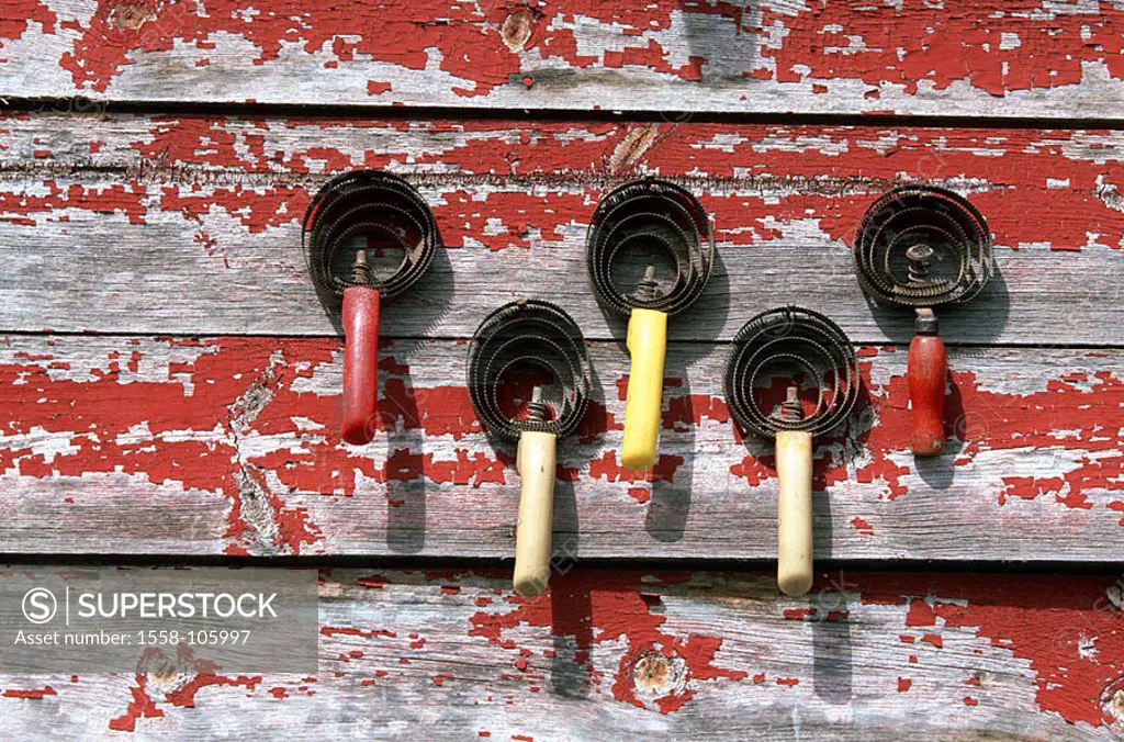 Wood-wall, horse-cleaning utensils, currycombs, barn, wood-boards, red, old, weathers worn out, cleared up fur-scratch, five, symbol, Reitsport, clean...