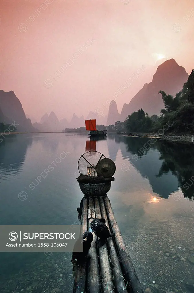 China, Guangxi, Yangshuo, Li Jiang, bamboo-boat, Kormorane, twilight, Asia, Eastern Asia, Karstkegelberge, Karstberge, mountains, rock-formations, Li ...
