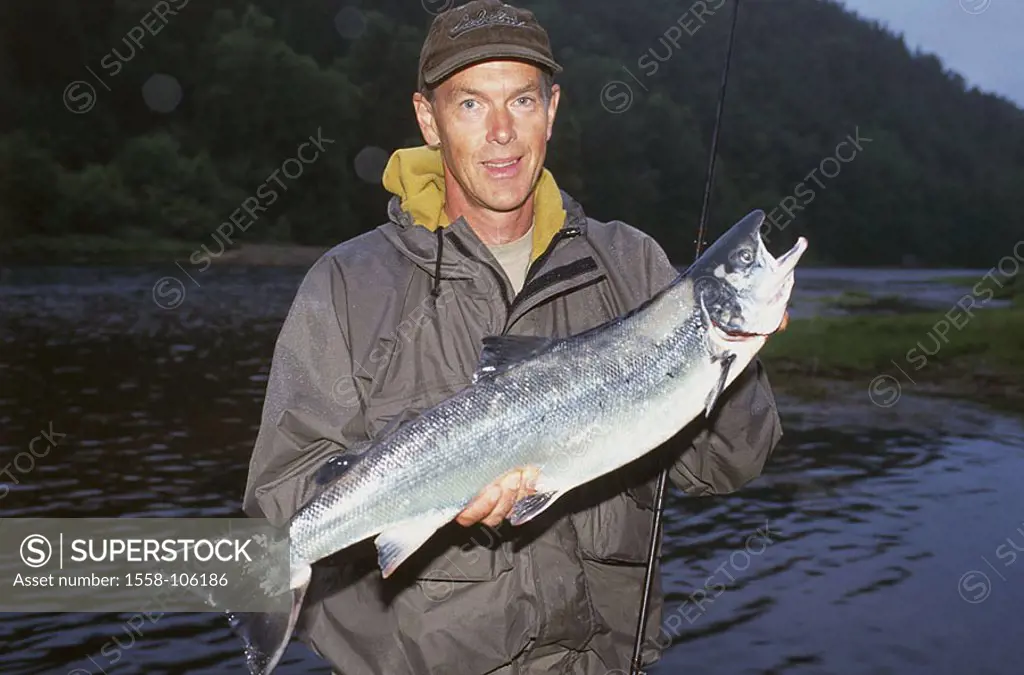 Norway, Mandalselv, anglers, salmon, holds, shows, semi-portrait, , waters, river, riversides, fish man, fishers, anglers, animal, shows, presents, pr...