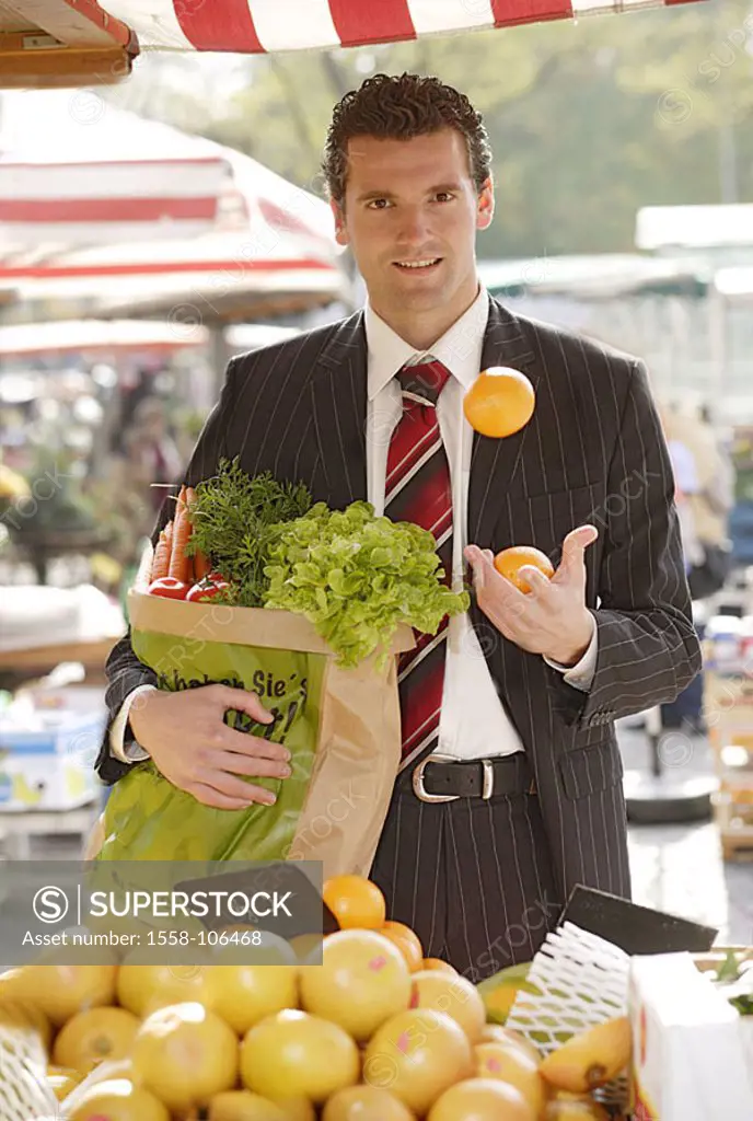 Businessman, orange, throws up, purchase-bag, vegetables, week-market, holds shops, semi-portrait, series, man, 20-30 years, suit, necktie, customer, ...