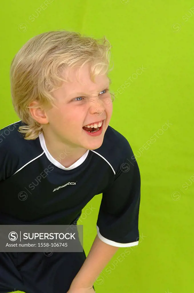 Give birth, football-clothing, stands, knees support, grimace, semi-portrait, series, broached people, child-portrait child 8-10 years blond impudentl...