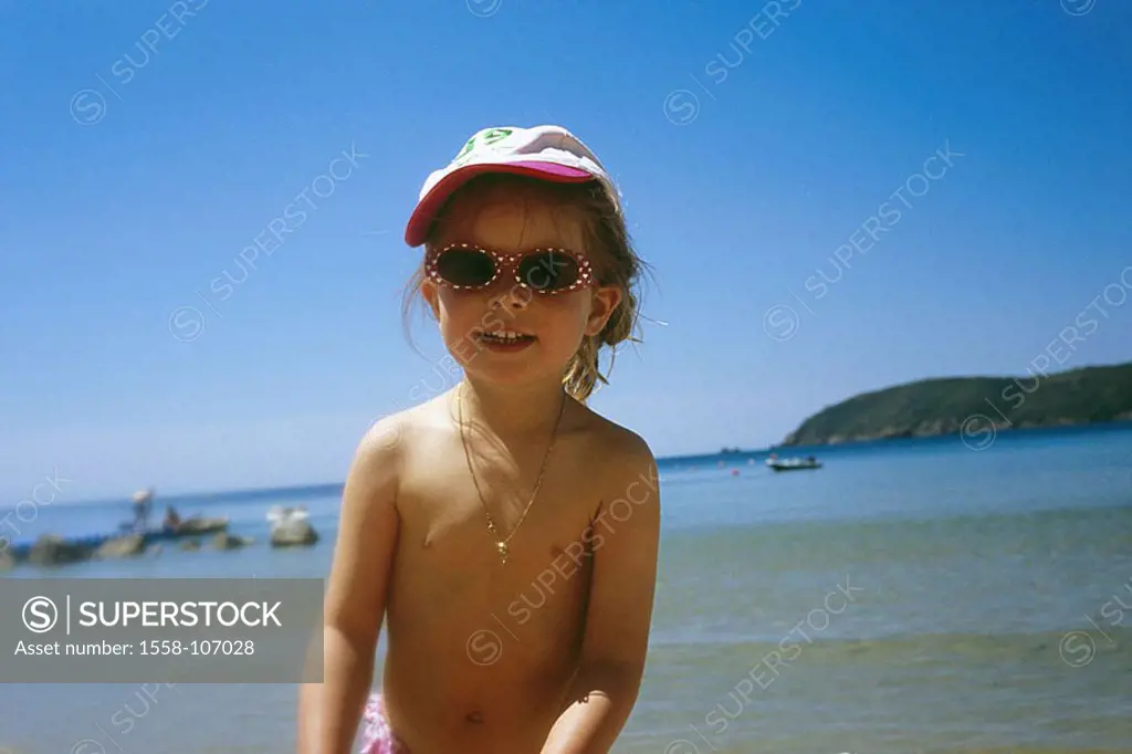 Beach, girls, upper bodies freely, sun glass, semi-portrait, child, 4 years, headgear, sign-cap, gaze camera, laughs, cheerfully, plays, activity, vac...