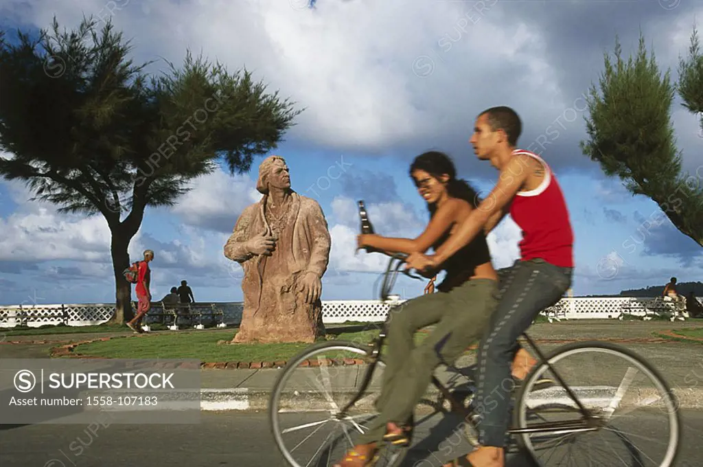 Cuba, Baracoa, models street, pair, bicycle, at the side, Malecon, Columbus´ statue, no release, Central America, cyclists, together, Columbus-statue,...