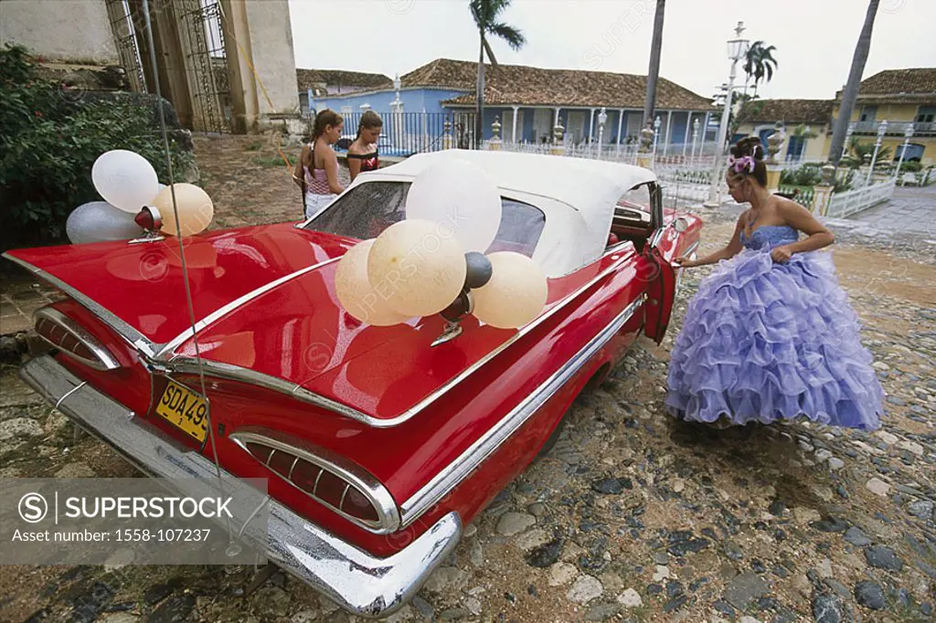 Cuba, Trinidad, old part of town, wedding-car, bride, gets on, , Central America, red car, Oldtimer, balloons, woman, wedding-dress purple, symbol, we...