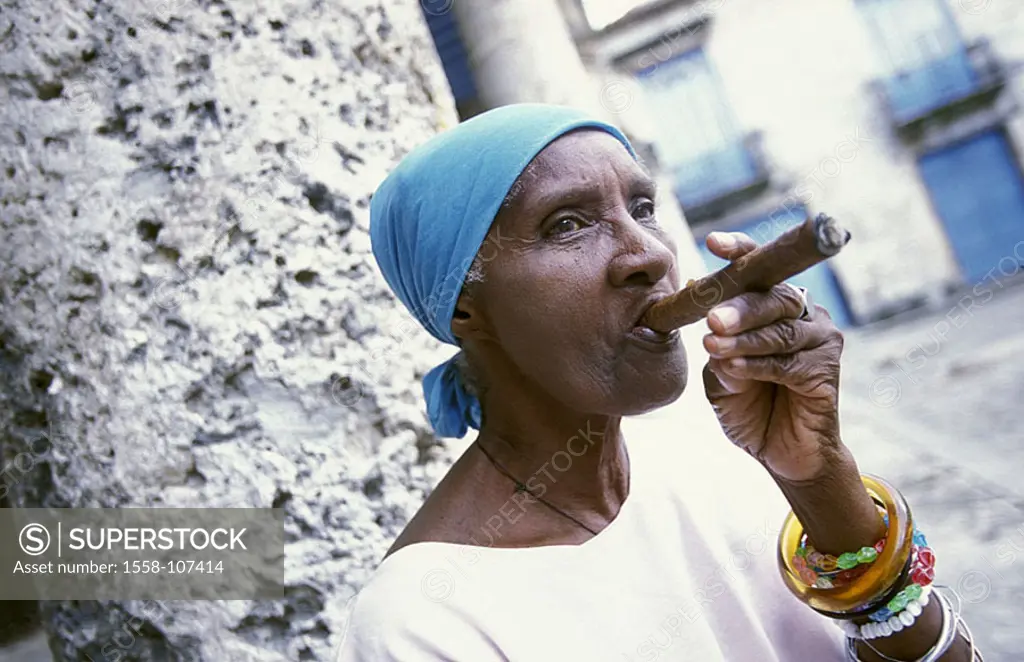 Cuba, Havanna, woman, cigar, portrait, smokes no models La Habana, natives, Cuban, dark-skinned, release, Central America, kerchief, cigar-smoker, nic...