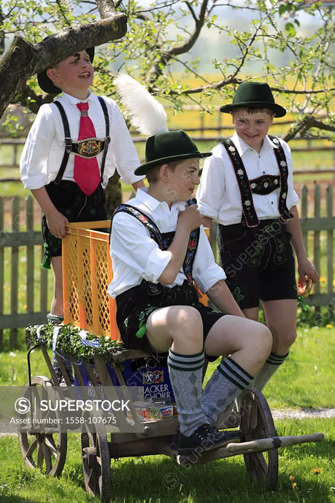 Germany, waiter-Bavaria, Antdorf, ´Mailaufen´, boys, official dress, leader-cars, , Bavaria, Pfaffenwinkel, people, natives, children, holiday-officia...