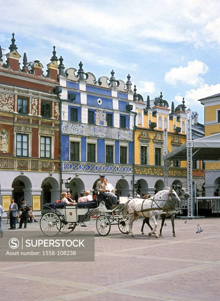Poland, small-Poland, Zamosc, old part of town, market place, horse-carriage, tourists, , East-Poland, residences, houses, colorfully citizen-houses, ...