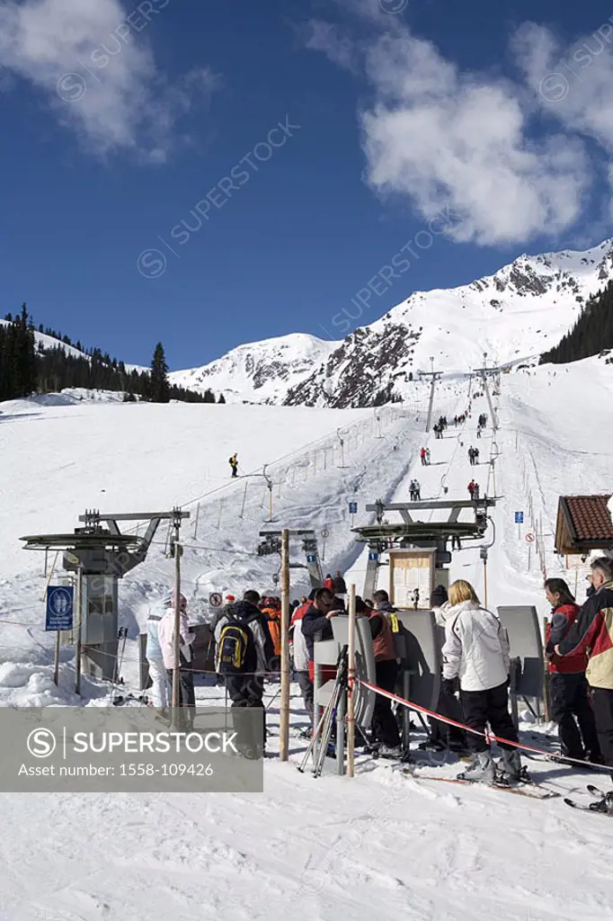 Austria, Tyrol, Zillertal, Hochfügen, T-bar lifts, skiers, series, Europe, ski-area, winter-sport-area, season, winters, snow, elevator-station, ski-b...