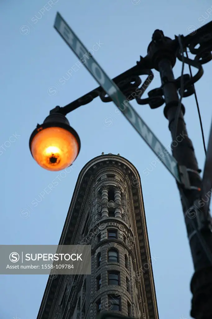 USA, New York city Manhattan Strassenecke Flatiron Building lantern, street-sign, detail, from below, series, North America, America, New York, city, ...