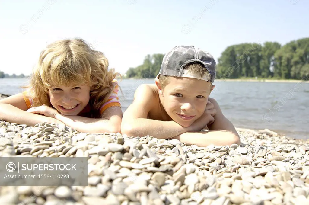 Give birth, girls, riversides, lie, suns, series, people children 8-10 years gravel beach beach, stones, stomach-situation, side by side, gaze camera,...