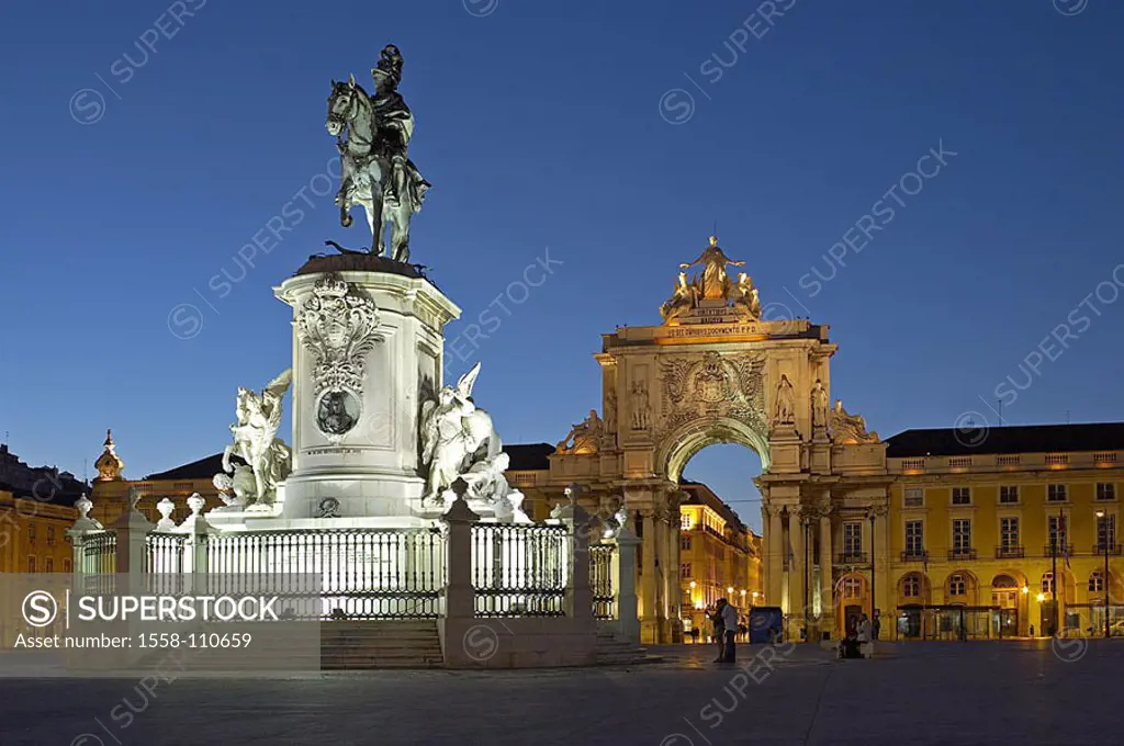 Portugal, Lisbon, place Praca de Comércio, triumph-bow, rider-statue, illumination, visitors, evening, series, Europe, Western Europe, Iberian peninsu...