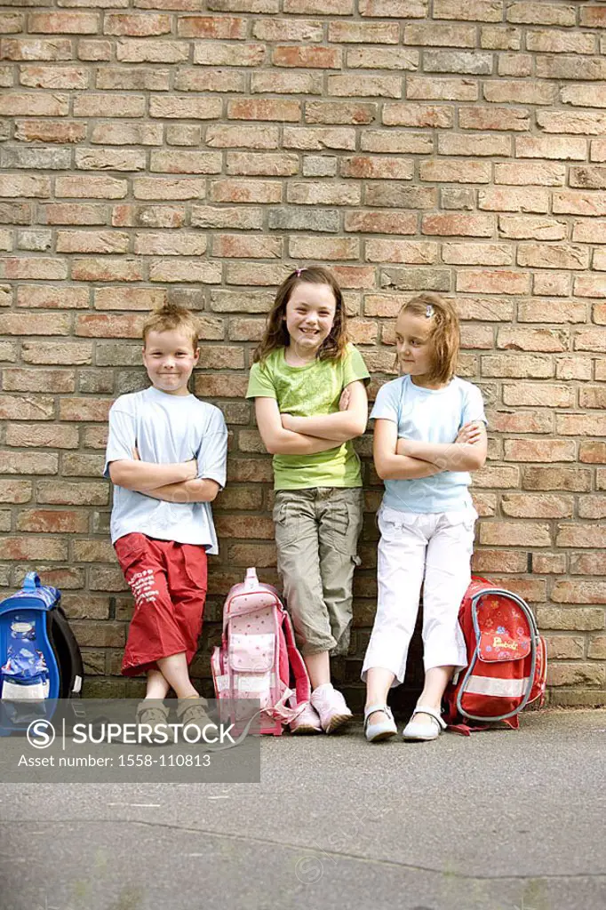 Girls, boy, wall, leans, school satchels, series, people, children, three, 6-7 years, schoolchildren, friends, cheerfully, laughs, fun, summers, outsi...