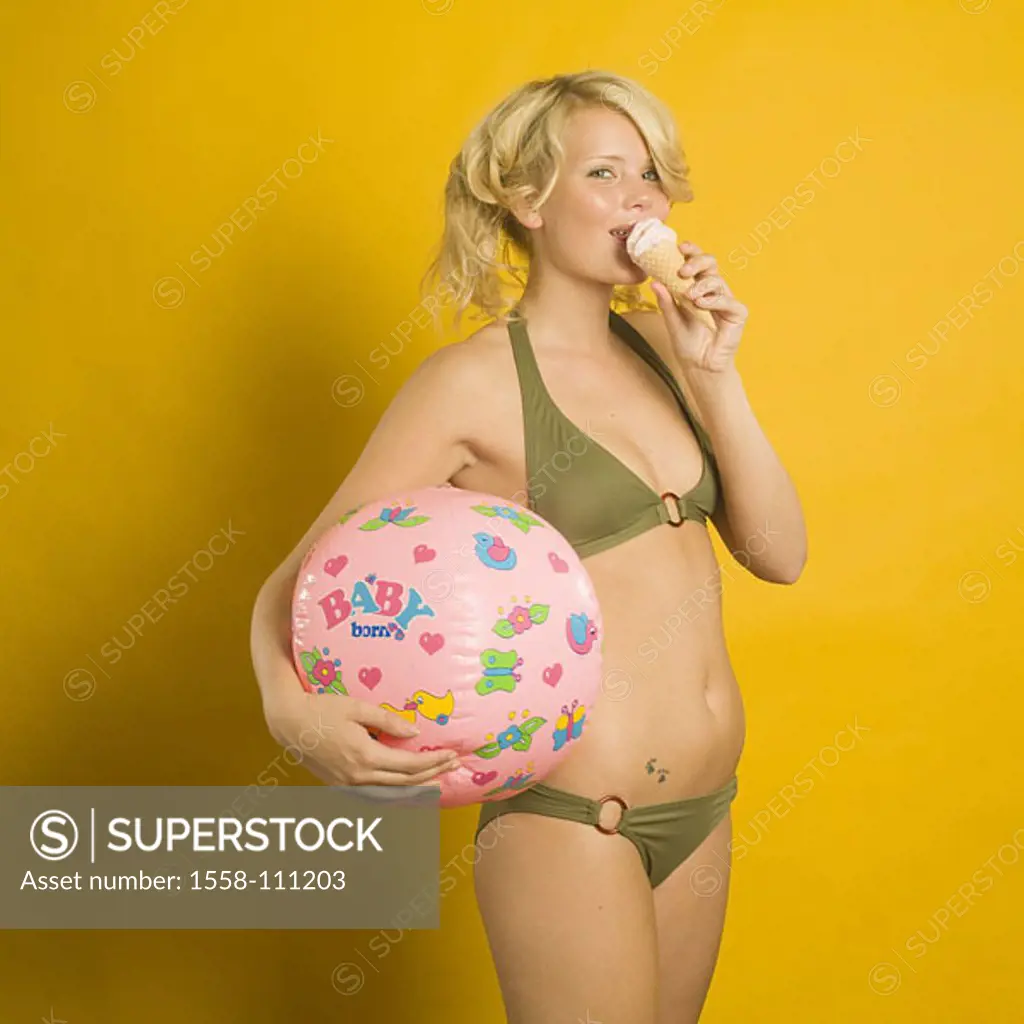 Woman, young, bikini, ice-meal, water-ball, holds, series, people, 20-30 years, teenagers, blond, curls, gaze camera beauty figure slim bath-clothing,...