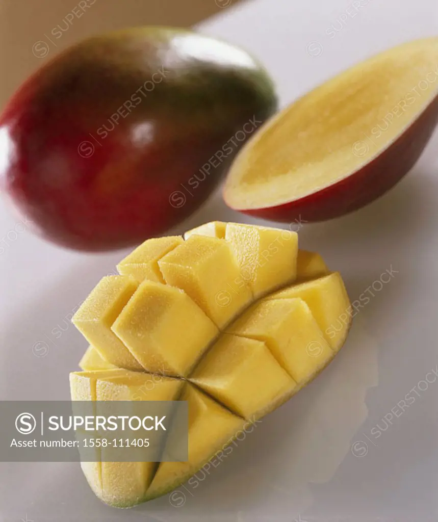 Mango, completely, fruit, halves South-fruit, fruit exotic, tropical mango-fruit Mangifera indica stone-fruit, halves, pulp, shared cut open, portioni...