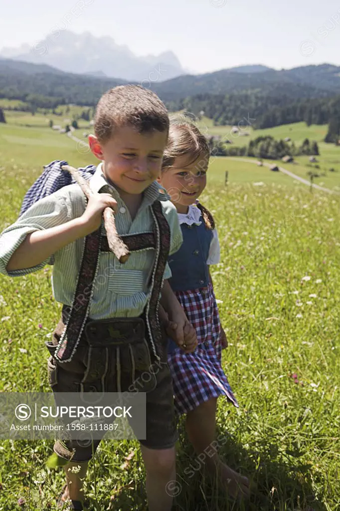 Highland-shaft, boy, girls, official dress, meadow, goes, hand in hand, cheerfully, series, mountains, mountain-meadow, people, 5-10 years, leather sh...
