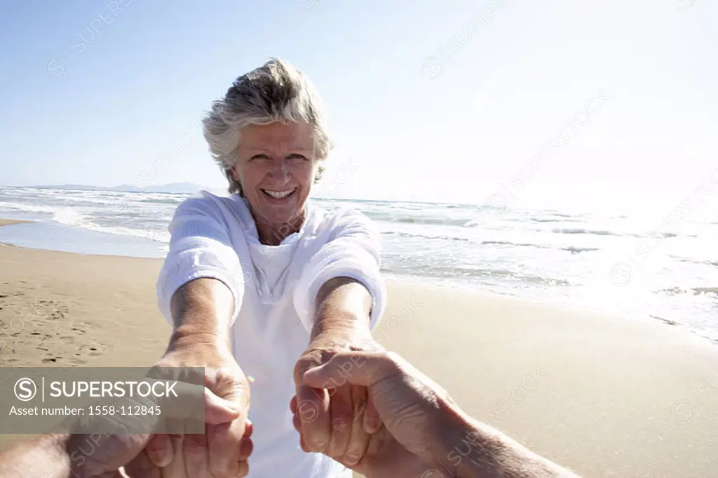 Beach, senior-pair, hands, holds, movement, cheerfully, detail, omitted back light, series people seniors pair 60-70 years, leisurewear, happily, love...