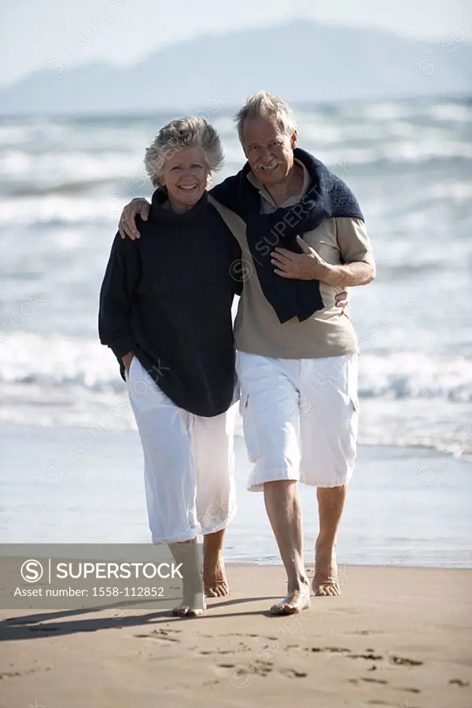 Sandy beach, senior-pair, arm in arm, walk, cheerfully, series, people, seniors, pair, 60-70 years, leisurewear, barefoot, beach, beach-walk, relaxati...