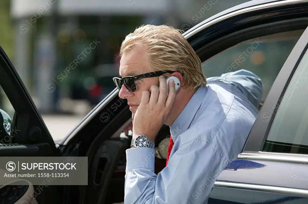 Man, Autofahren, stop, pause, cell phone, telephones, at the side, detail, car, vehicle, private car, motorists, stops, opened telephone call, portabl...