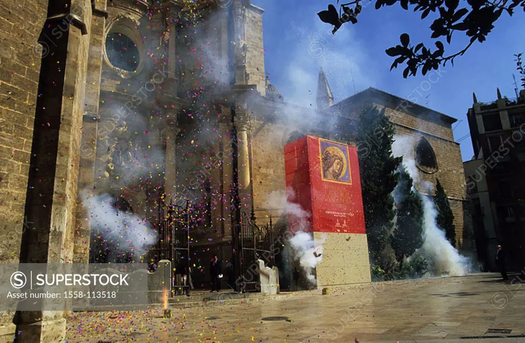 Spain, Valencia, old part of town, cathedral, detail, fireworks, confetti, Valencia-Stadt, church, portal, entrance, exit, wedding-pair, wedding-guest...