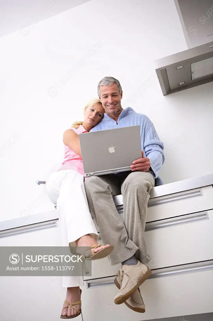 Mate, laptop, kitchen-line, sits, no property release, people, 30-40 years 40-50 years partnership relationship nonchalant, casual, leisure time, hobb...