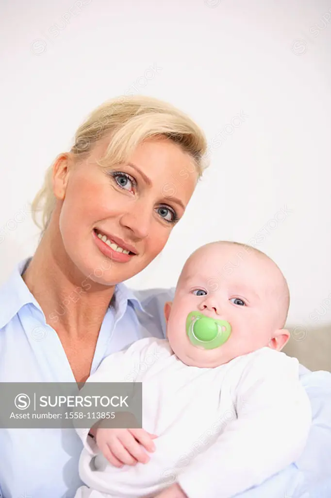 Woman, blond, baby, smiles holds, portrait, series, people, 30-40 years, mother, gaze camera beauty nicely, attractively, kindly, cheerfully, motherho...