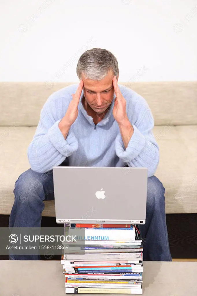 Man, gesture, headaches, laptop, Bücherstapel, sofa, sits, no property release, series, people 40-50 years grey-haired, leisure time, Lifestyle, hobby...