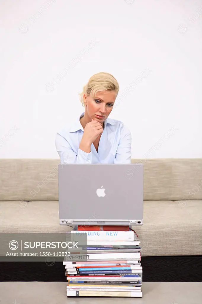Woman, seriously, laptop, Bücherstapel, sofa, sits, no property release, series, people, 30-40 years, blond, leisure time, Lifestyle, hobby, work, int...