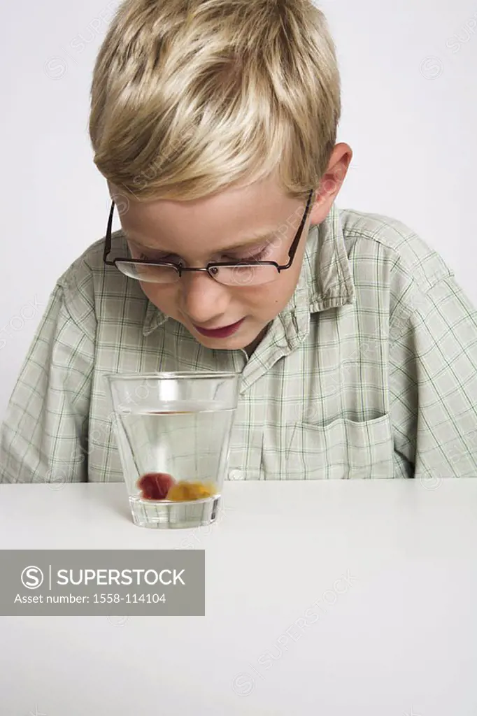 Give birth, tumbler, rubber-bear-little, soaks, looks at, portrait, broached, series, people, child, 8 years, blond, glasses, observes, joy, experimen...