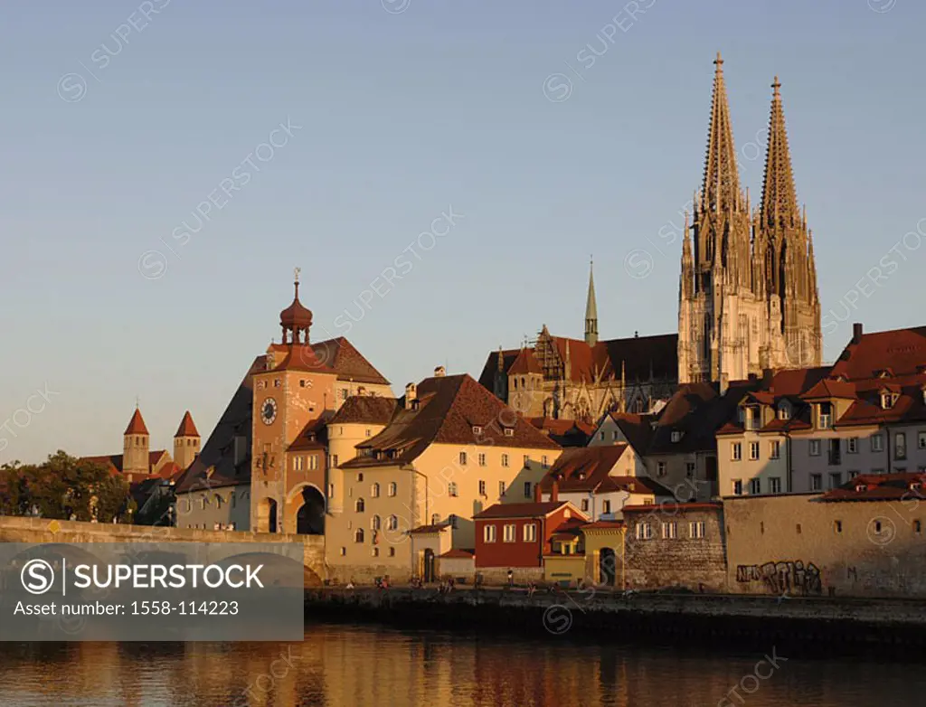 Germany, Bavaria, Regensburg, old part of town, city-opinion, stone bridge, river Danube, dusk, Southern Germany, waiter-palatinate, city, district, h...