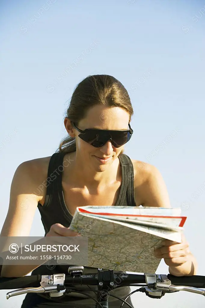 Woman, young, sun glass, bicycle, pause, map, bearings, semi-portrait, summers, leisure time, leisure time-sport, hobby, sport, fitness, wheel-sport, ...