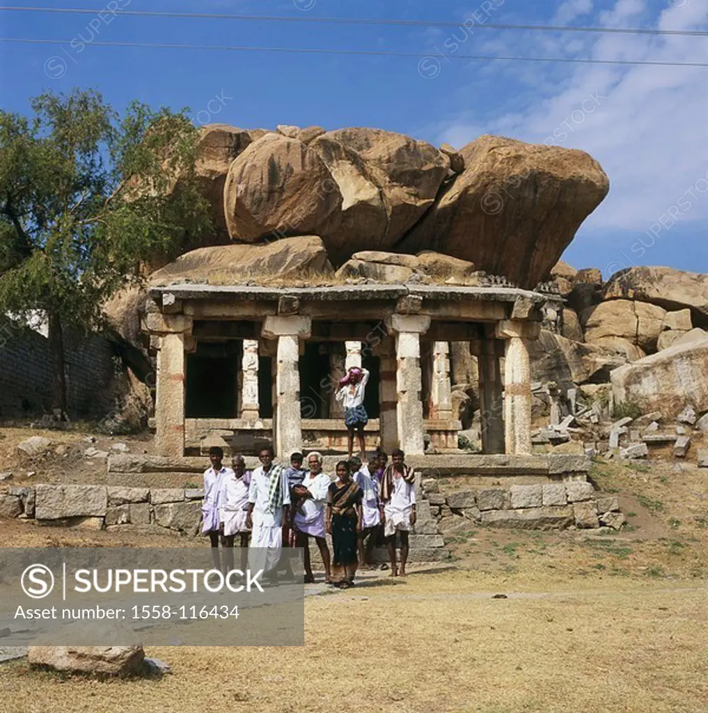 India, Karnataka, Hampi, Vijayanagar ruin-city, temples, natives, group-picture, no models ´city of the victory´, Vijayanagara, Virupaksha, constructi...