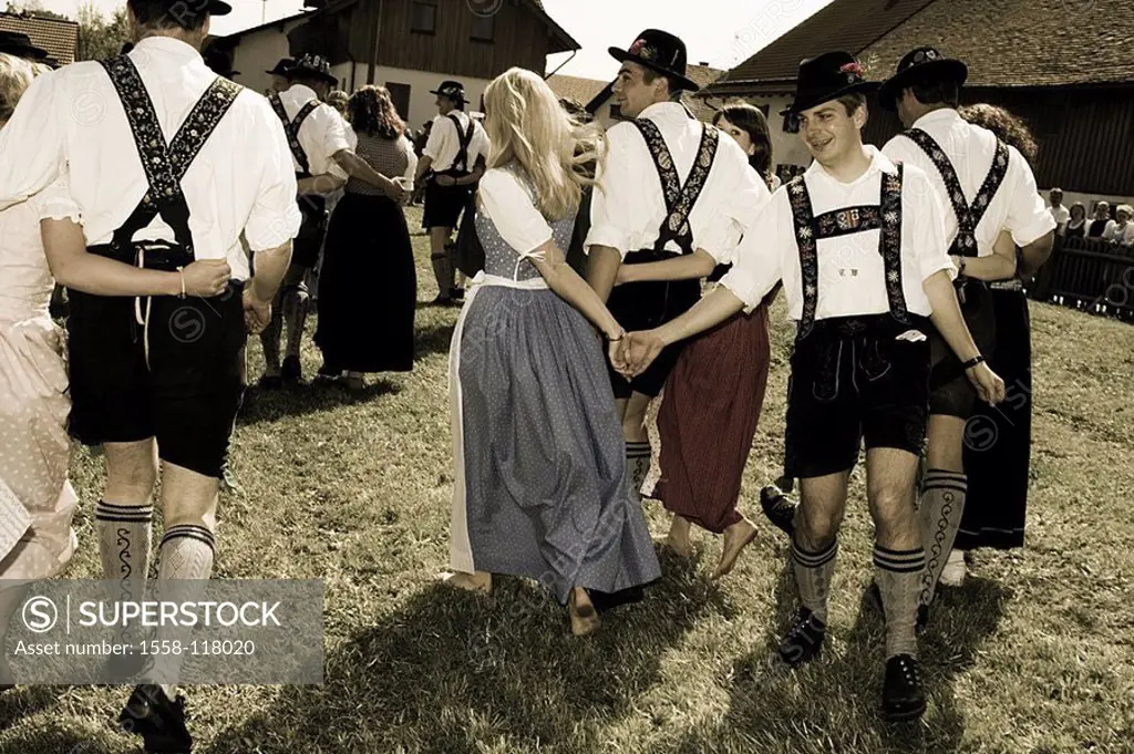 Germany, waiter-Bavaria, models pair, official dress, arm in arm, back-opinion, Antdorf, ´Mailaufen´, no release, series, Mailauf, friends, natives, h...