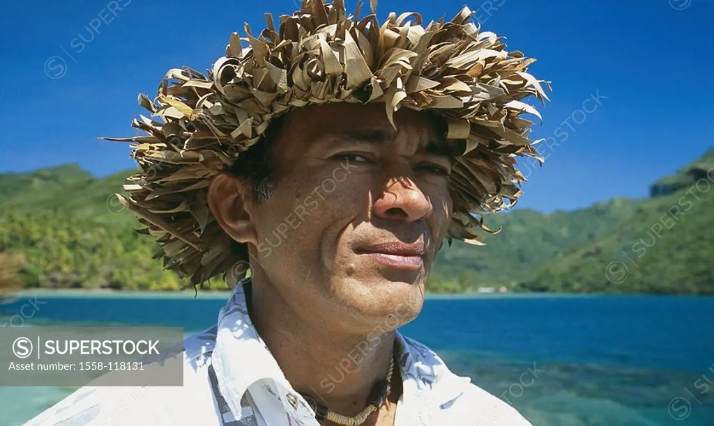 French-Polynesia, Iles de la Societe islands under the wind island Huahine man Blätterkranz, skeptically, portrait, South sea, Ozeanien, South Sea*-is...