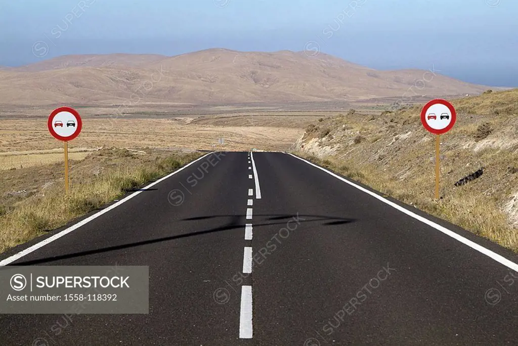 Spain, Canaries, island Fuerteventura, lot Molinos country road traffic signs Überholverbot,