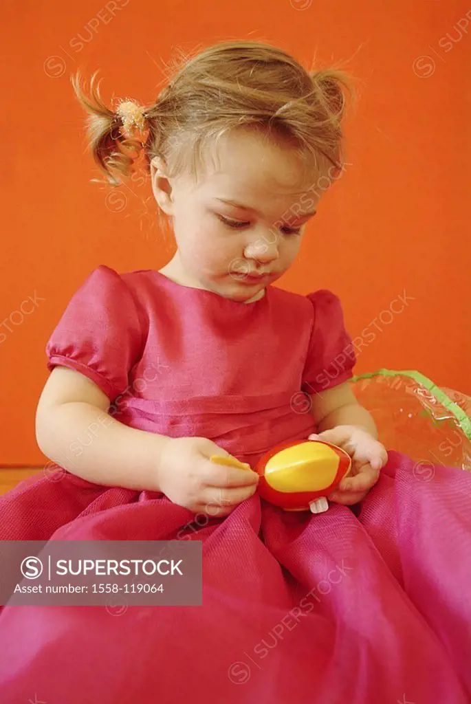 Child, girls, dress pink, plays, Aufziehtier ´fish´, people, toddler, 2-4 years, braids, sits, views, concentrates, toy, game-animal, swimming-animal,...