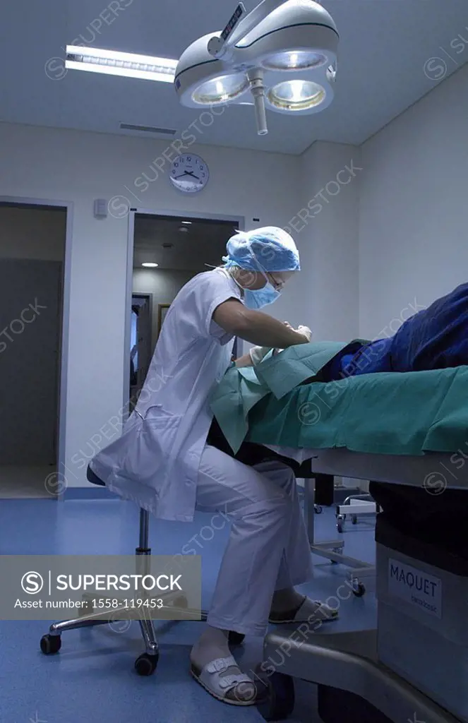 Hospital, need-reception, doctor, sits, patient, foot, operation, series, Op, people, woman, mask, headgear, gloves, medicine, occupation, surgeon, su...