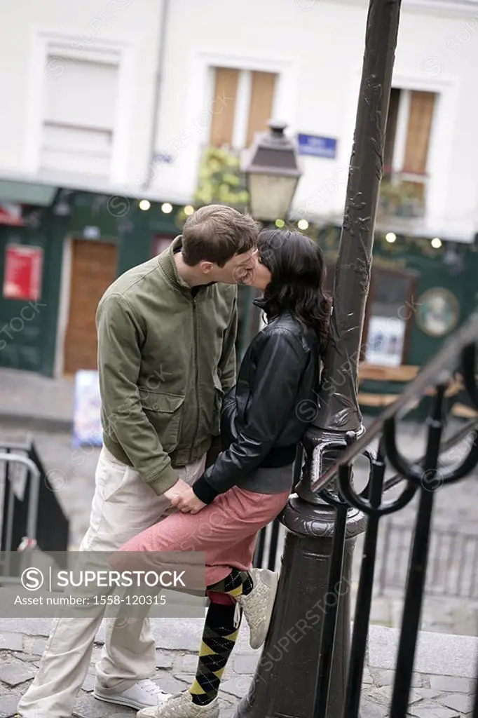 France, Paris, Montmartre, Place you Calvaire pair young, stairway, stands, kiss, from above,