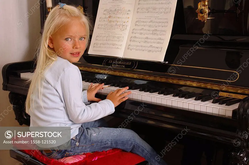 Girls, smiles, piano-games, no property release, series, people, 5 years, child, toddler, preschool-ages, blond, long-haired, gaze camera, tooth-gap, ...