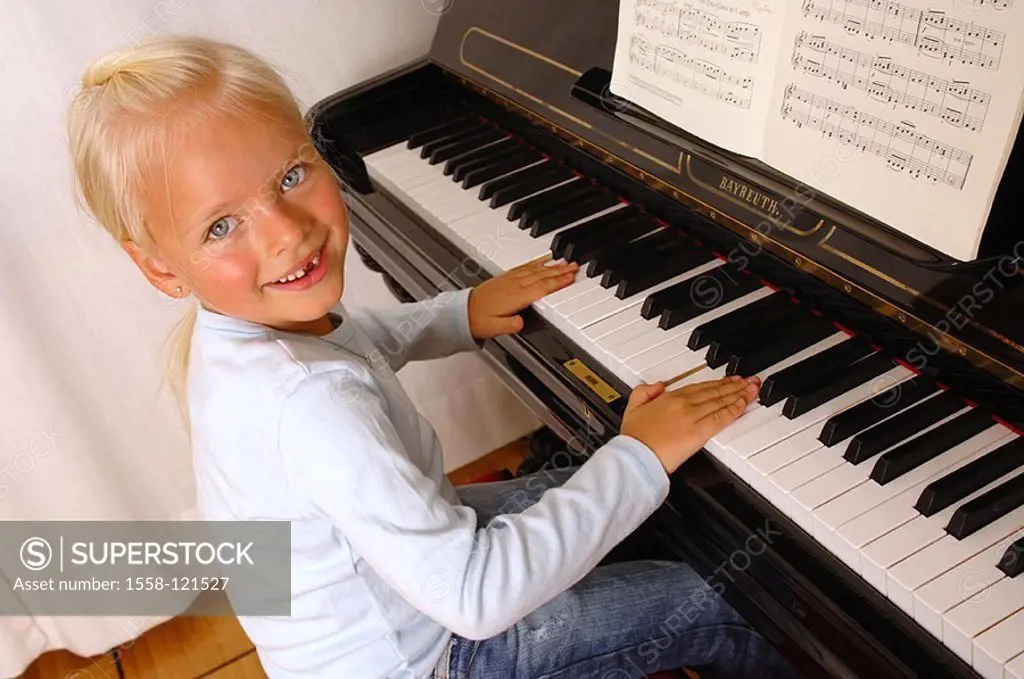 Girls, smiles, piano-games, gaze camera series people 5 years child, toddler, preschool-ages, blond, long-haired, gaze camera, tooth-gap, hobby, talen...