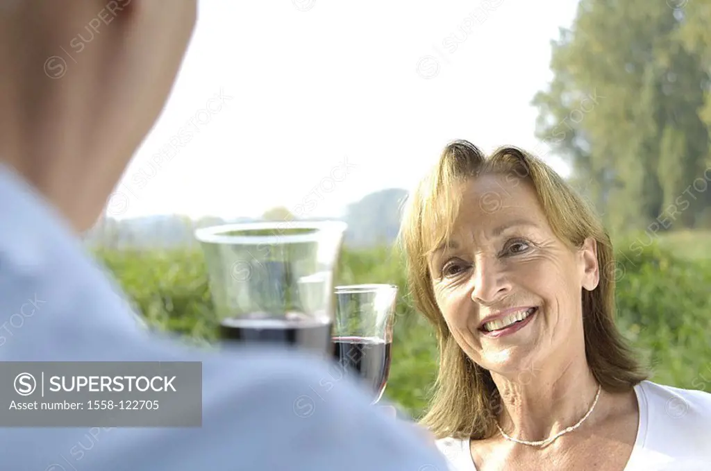 Meadow, senior-pair, red wine-glasses, holds, broached cheerfully, portrait, series, people, 50-60 years, 60-70 years, seniors, pair, well Age, cheerf...