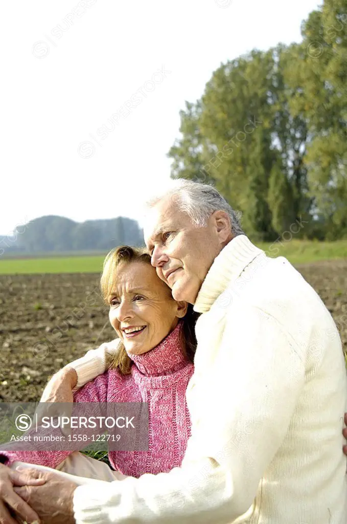 Sits field-landscape, senior-pair, embrace, relaxation, detail series people 50-60 years 60-70 years, seniors, pair, well Age, smiles, love, togethern...
