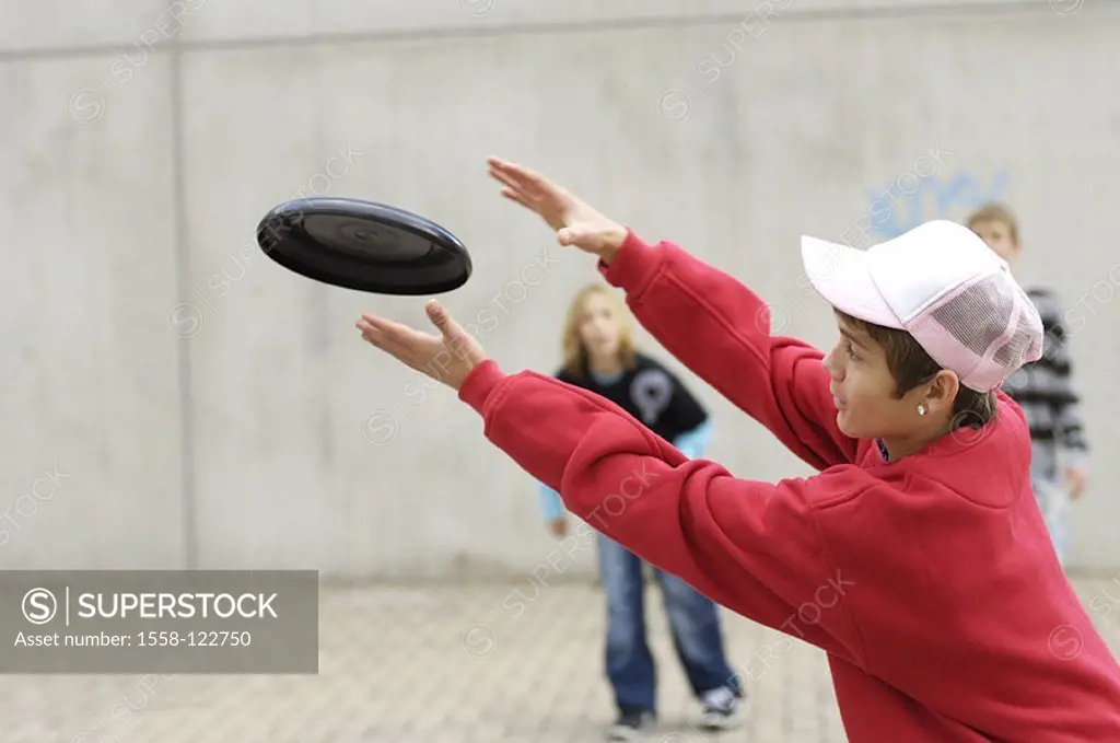 Teenagers, boys, plays series two, Frisbee, fuzziness, people youth teenagers 12-14 years friends, friendship, schoolyard, schoolyard, leisure time, o...