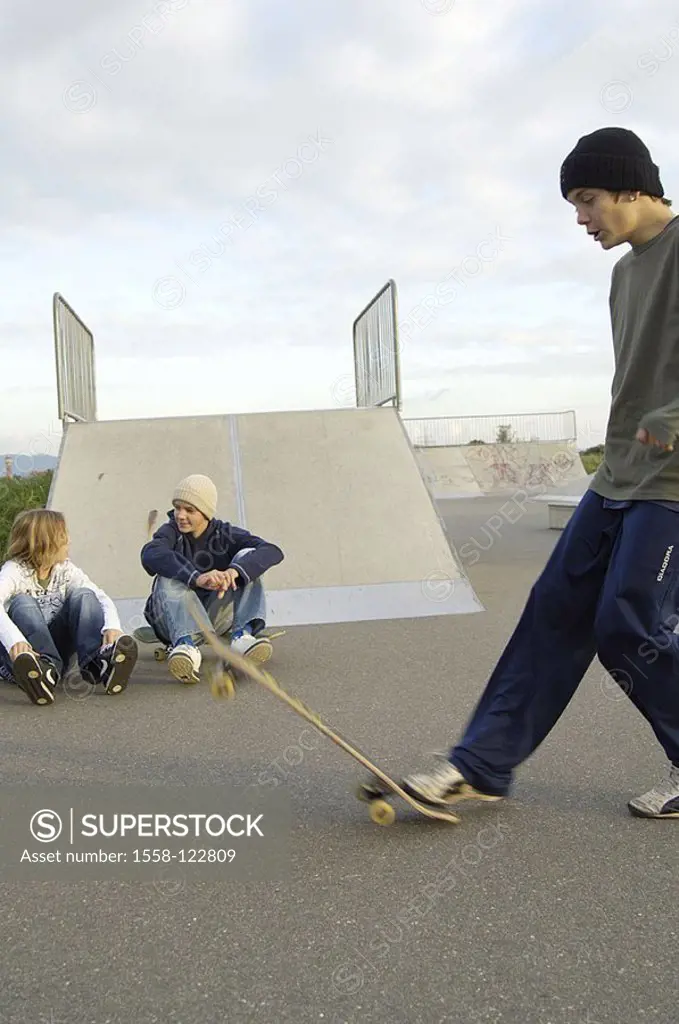 Teenagers, boys, three, sits, watches, trick, skateboard, series, broached people, youth teenagers 12-14 years friends friendship, together, Skateboar...