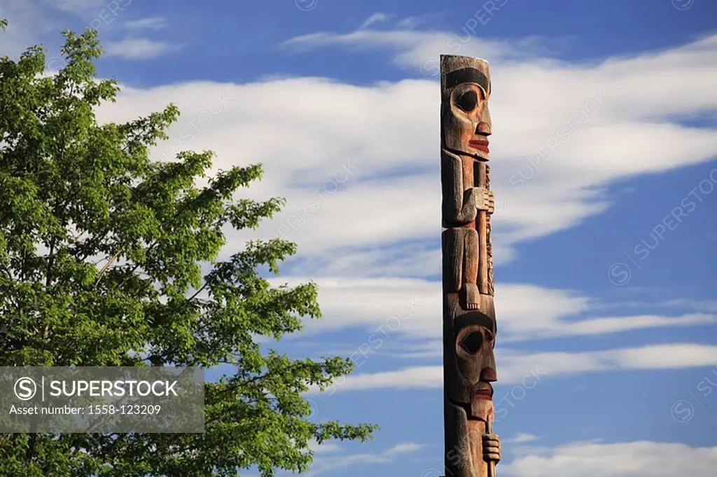USA, Alaska, Baranof Iceland, Sitka, of Sitka National Historical park, totem-post, side-opinion, tree, cloud-heavens, North America, southeast-Alaska...